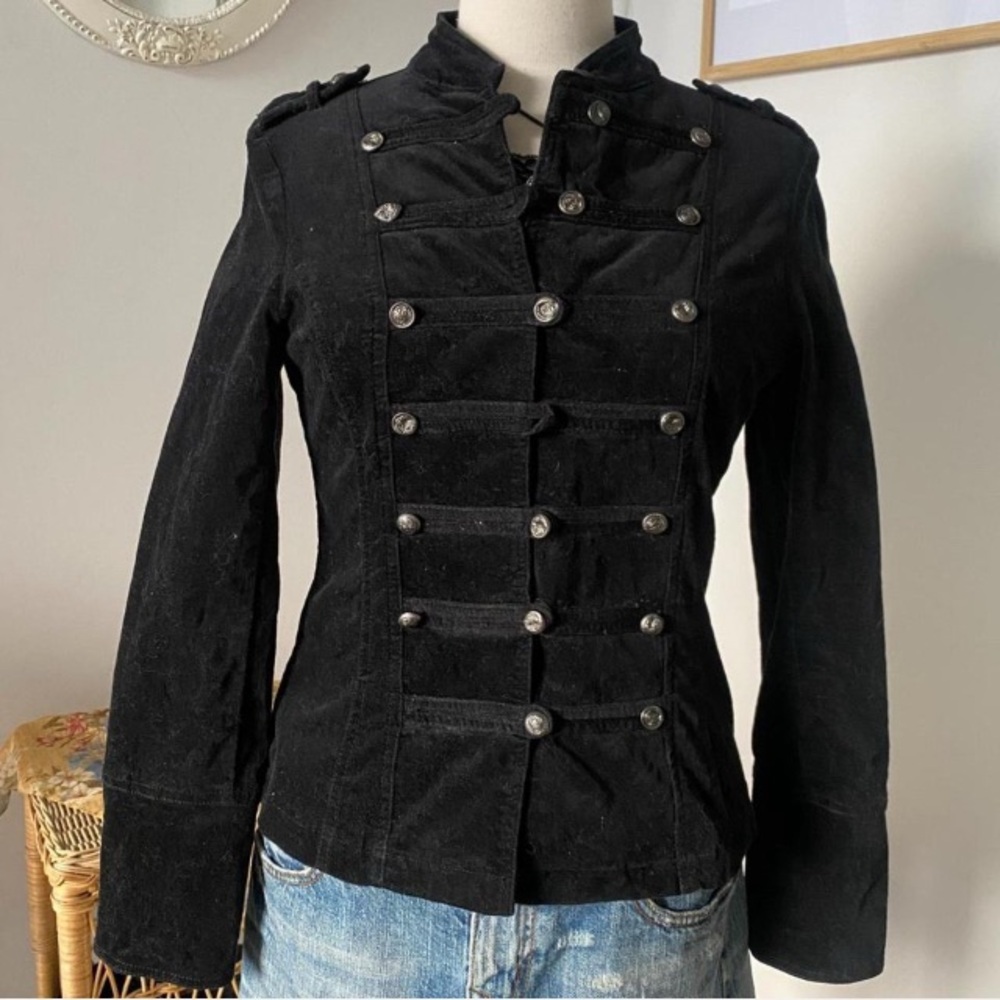 Elegant Black Buttoned Women's Blazer